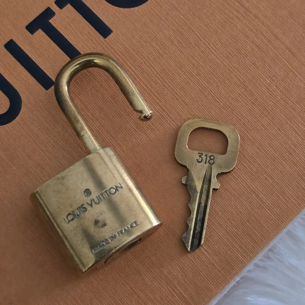 🟡Authentic Louis Vuitton Gold Padlock & Key Necklace Set #318 🟡 - Picture 12 of 14